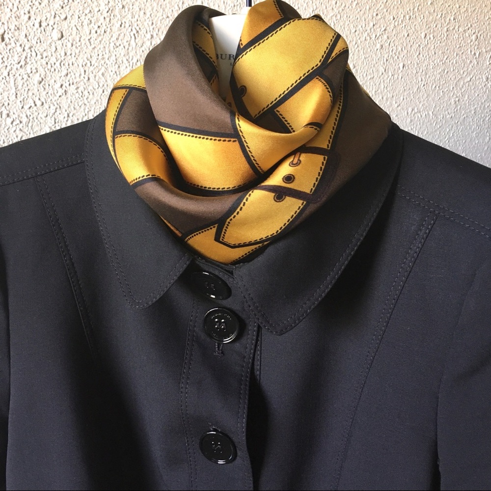 Burberry Scarf With belt motif - Picture 6 of 9